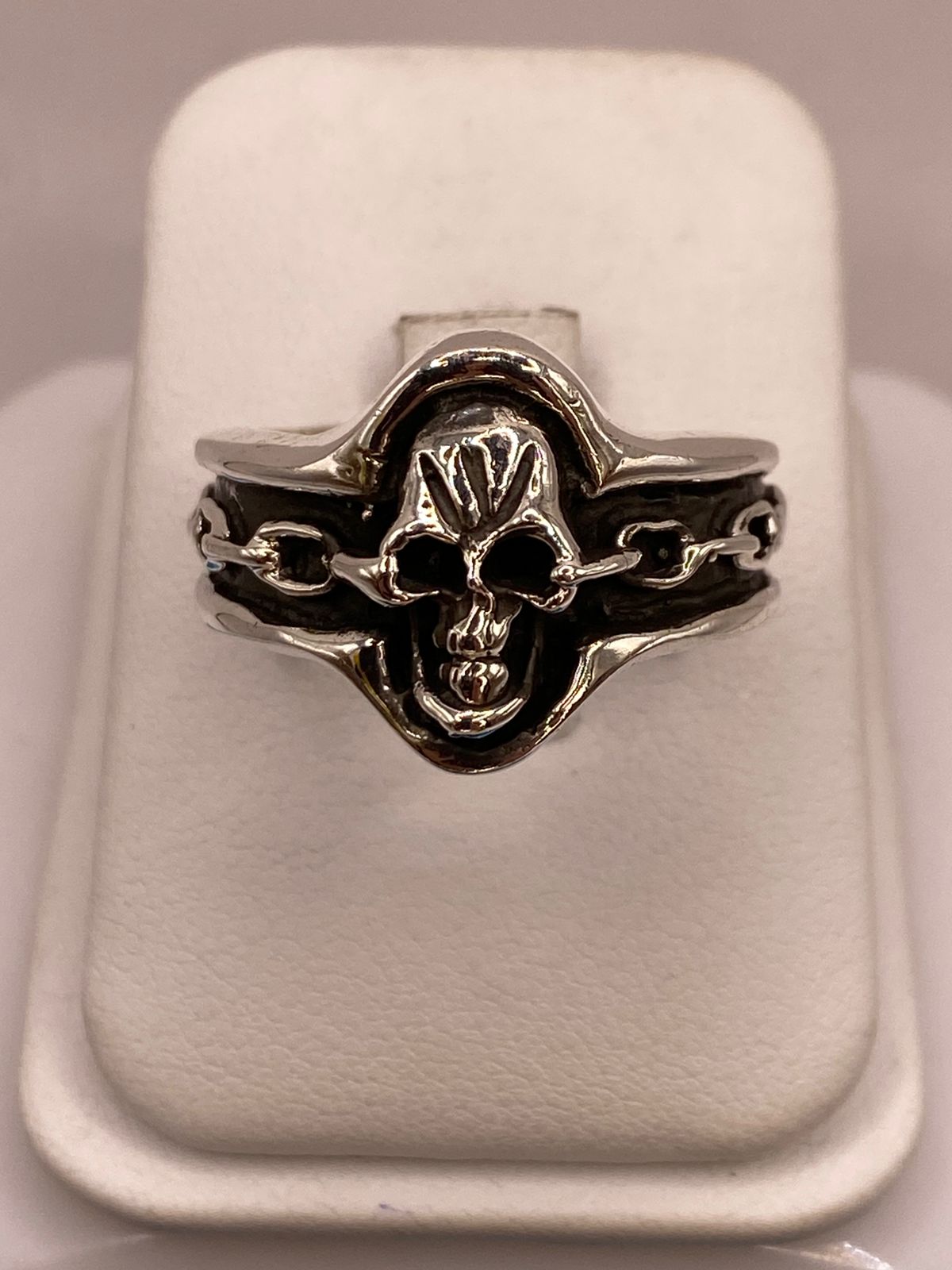 Anillo Artesanal en Plata con Calavera y Banda Texturizada