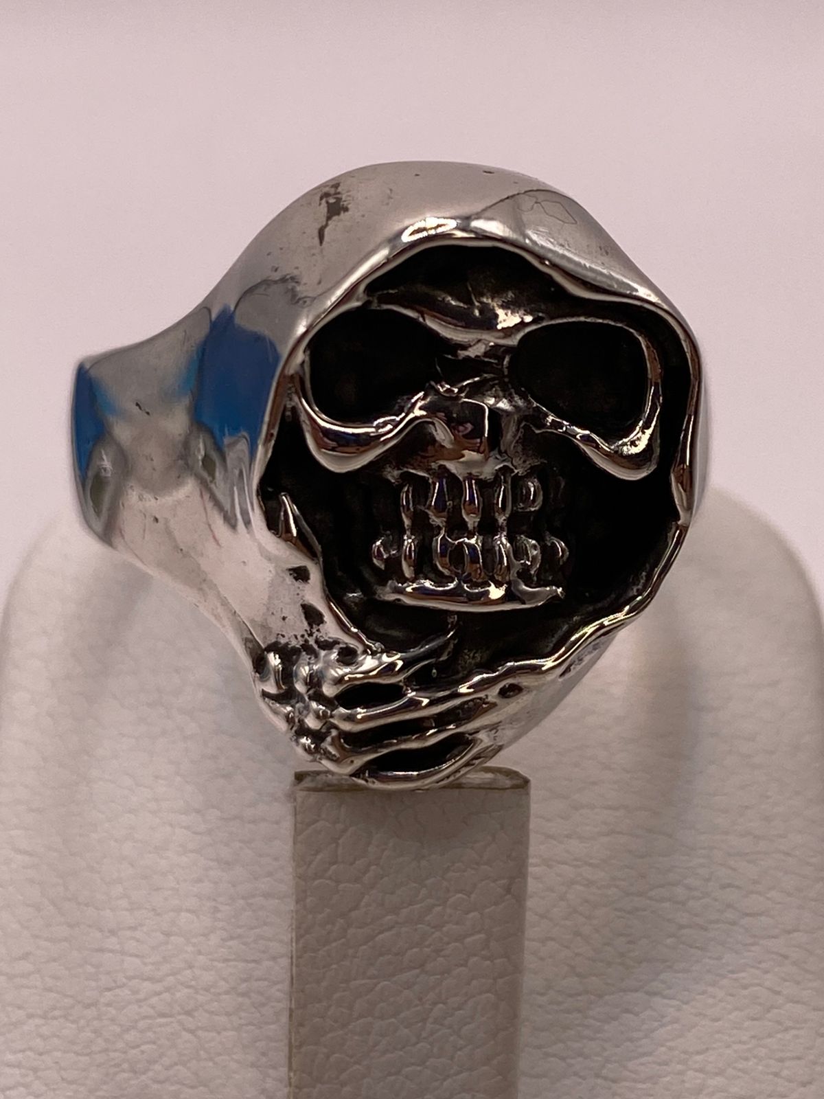 Anillo Artesanal en Plata con Calavera Encapuchada