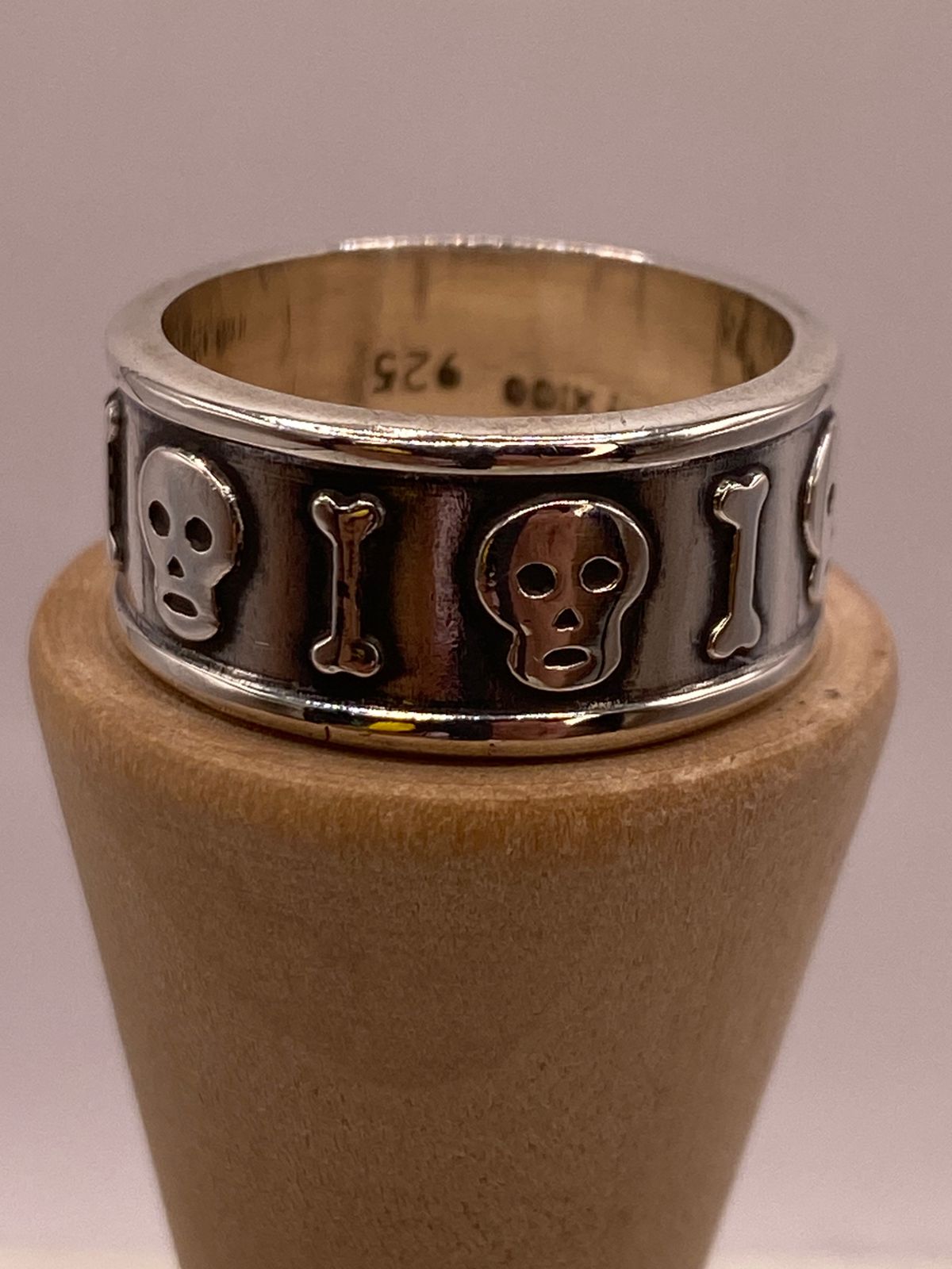 Anillo Artesanal en Plata con Calaveras y Huesos en Relieve