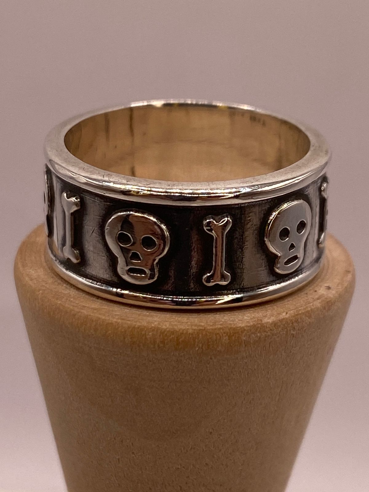 Anillo Artesanal en Plata con Calaveras y Huesos en Relieve