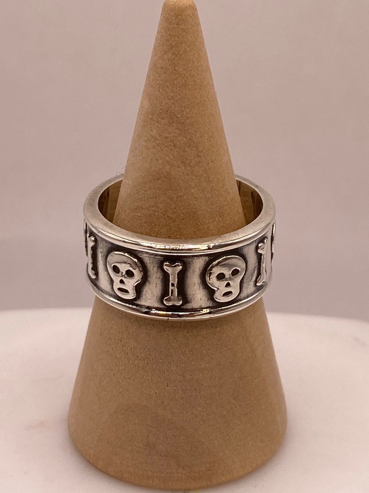 Anillo Artesanal en Plata con Calaveras y Huesos en Relieve