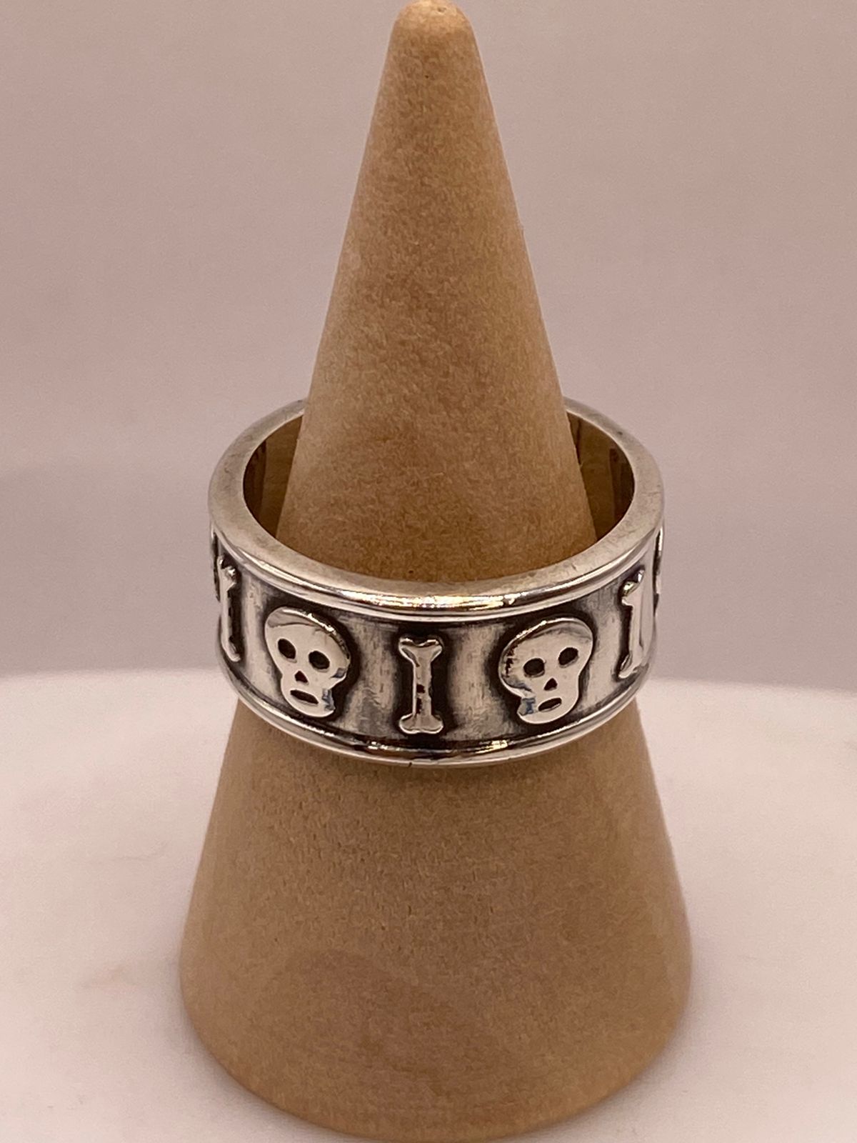 Anillo Artesanal en Plata con Calaveras y Huesos en Relieve