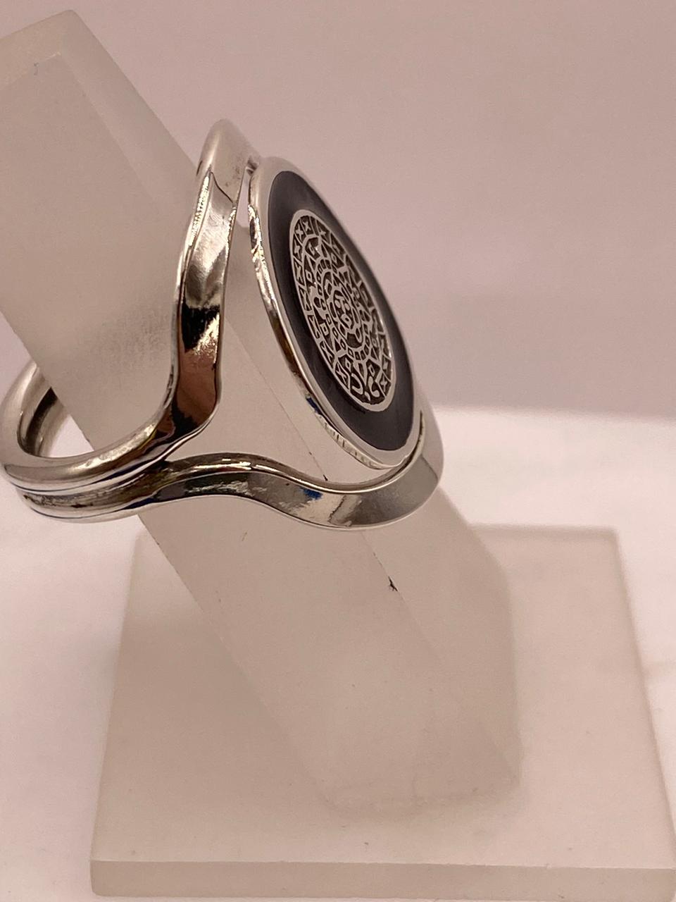 Anillo Artesanal en Plata con Calendario Azteca y Detalle en Negro
