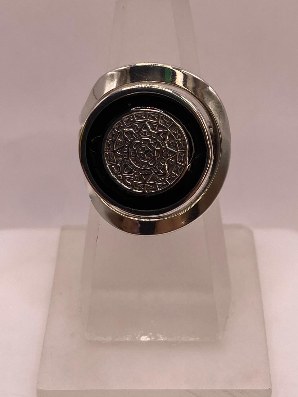 Anillo Artesanal en Plata con Calendario Azteca y Detalle en Negro