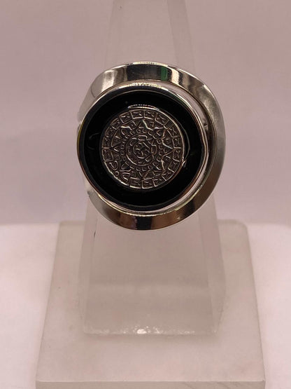 Anillo Artesanal en Plata con Calendario Azteca y Detalle en Negro