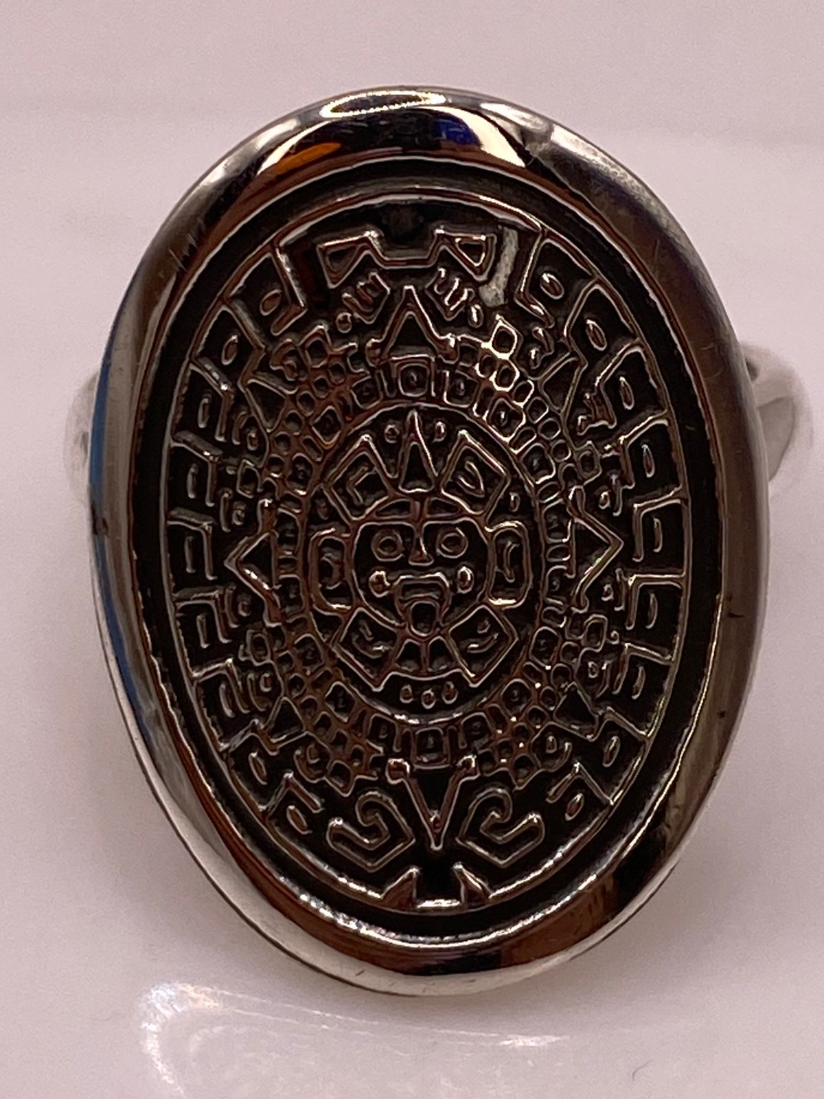 Anillo Artesanal en Plata con Calendario Azteca Grabado