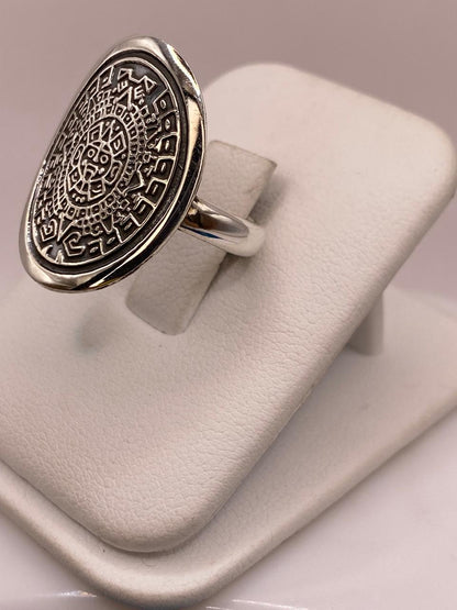 Anillo Artesanal en Plata con Calendario Azteca Ovalado