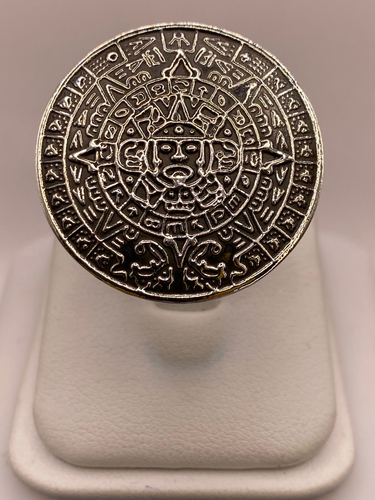 Anillo Artesanal en Plata con Calendario Azteca en Relieve