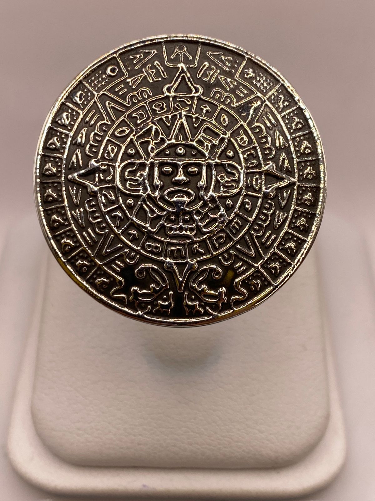 Anillo Artesanal en Plata con Calendario Azteca en Relieve