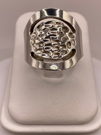 Anillo Artesanal en Plata con Centro Texturizado y Diseño Calado, vista lateral