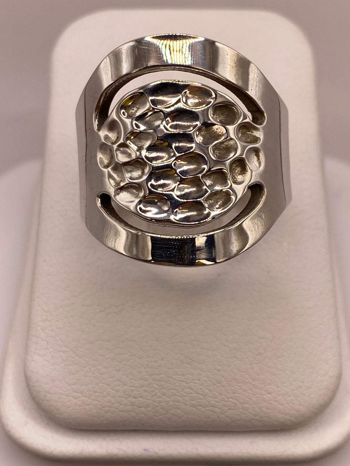 Anillo Artesanal en Plata con Centro Texturizado y Diseño Calado