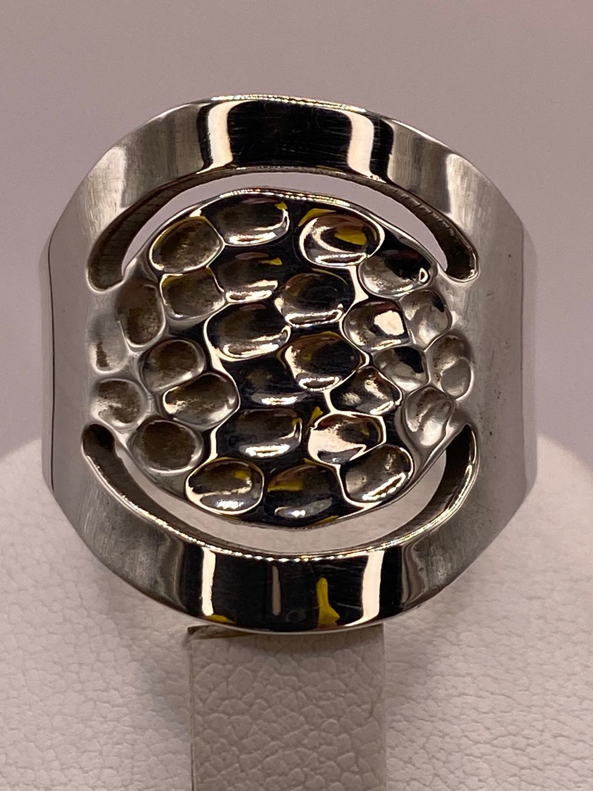 Anillo Artesanal en Plata con Centro Texturizado y Diseño Calado