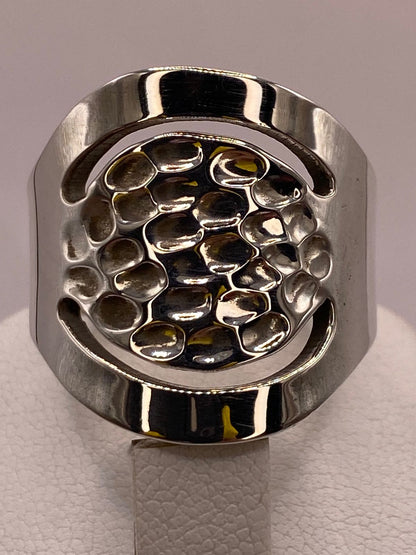 Anillo Artesanal en Plata con Centro Texturizado y Diseño Calado, sello de autenticidad Plata Ley .925
