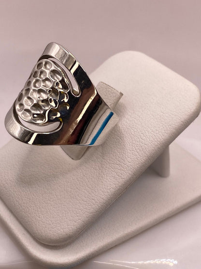 Anillo Artesanal en Plata con Centro Texturizado y Diseño Calado, vista frontal