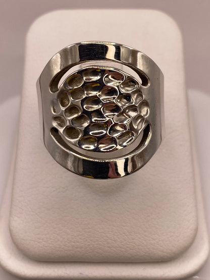 Anillo Artesanal en Plata con Centro Texturizado y Diseño Calado — ángulo diagonal