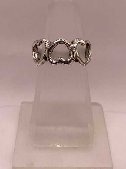 Anillo Artesanal en Plata con Corazones Entrelazados, vista lateral