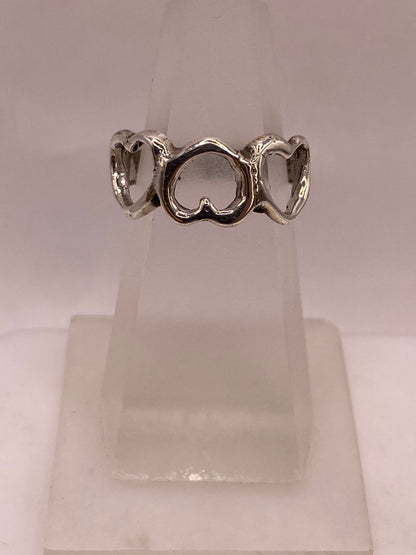 Anillo Artesanal en Plata con Corazones Entrelazados — vista lateral