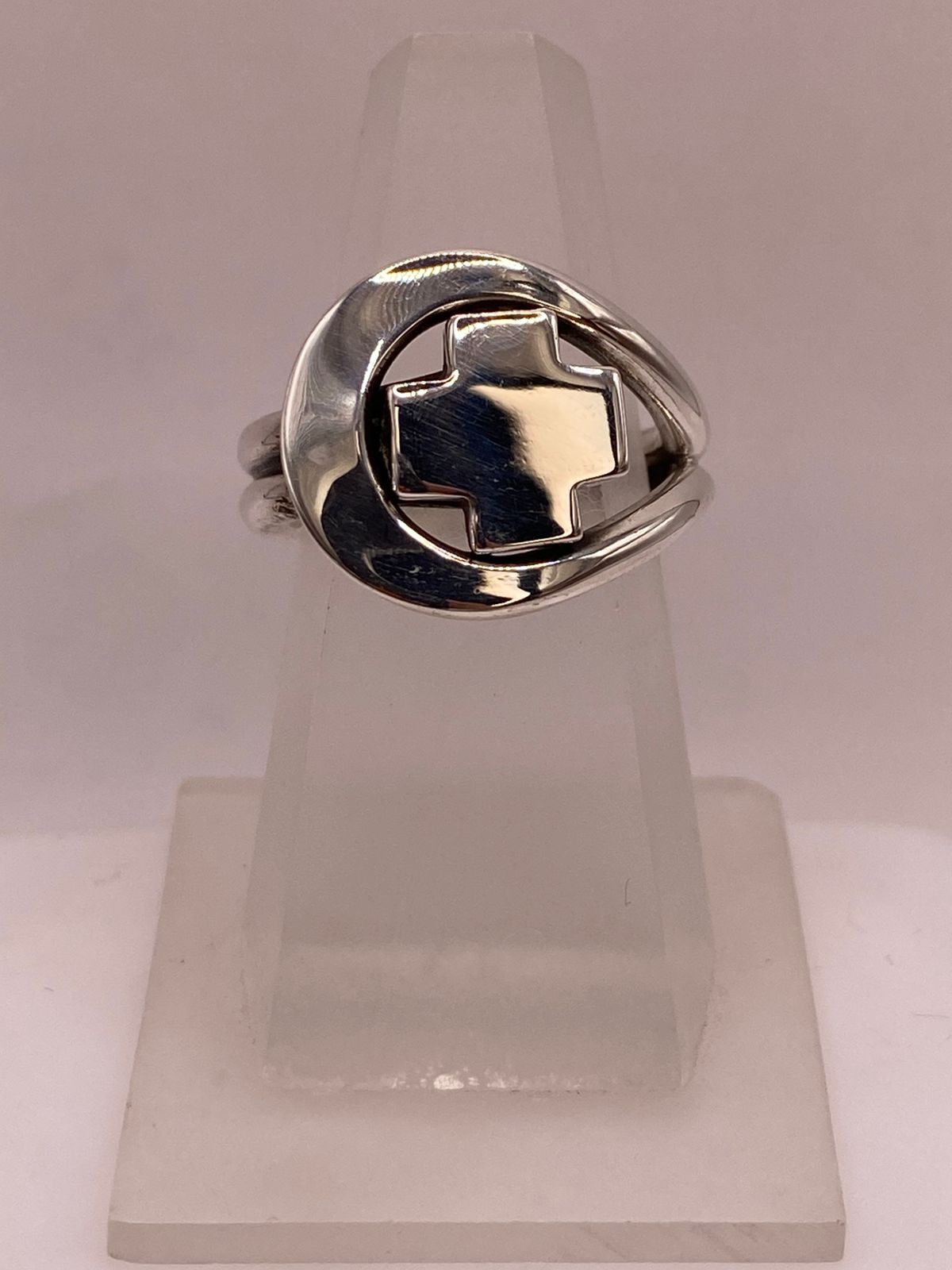 Anillo Artesanal en Plata con Cruz Calada Moderna