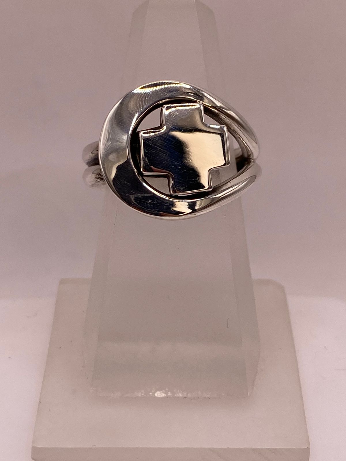 Anillo Artesanal en Plata con Cruz Calada Moderna