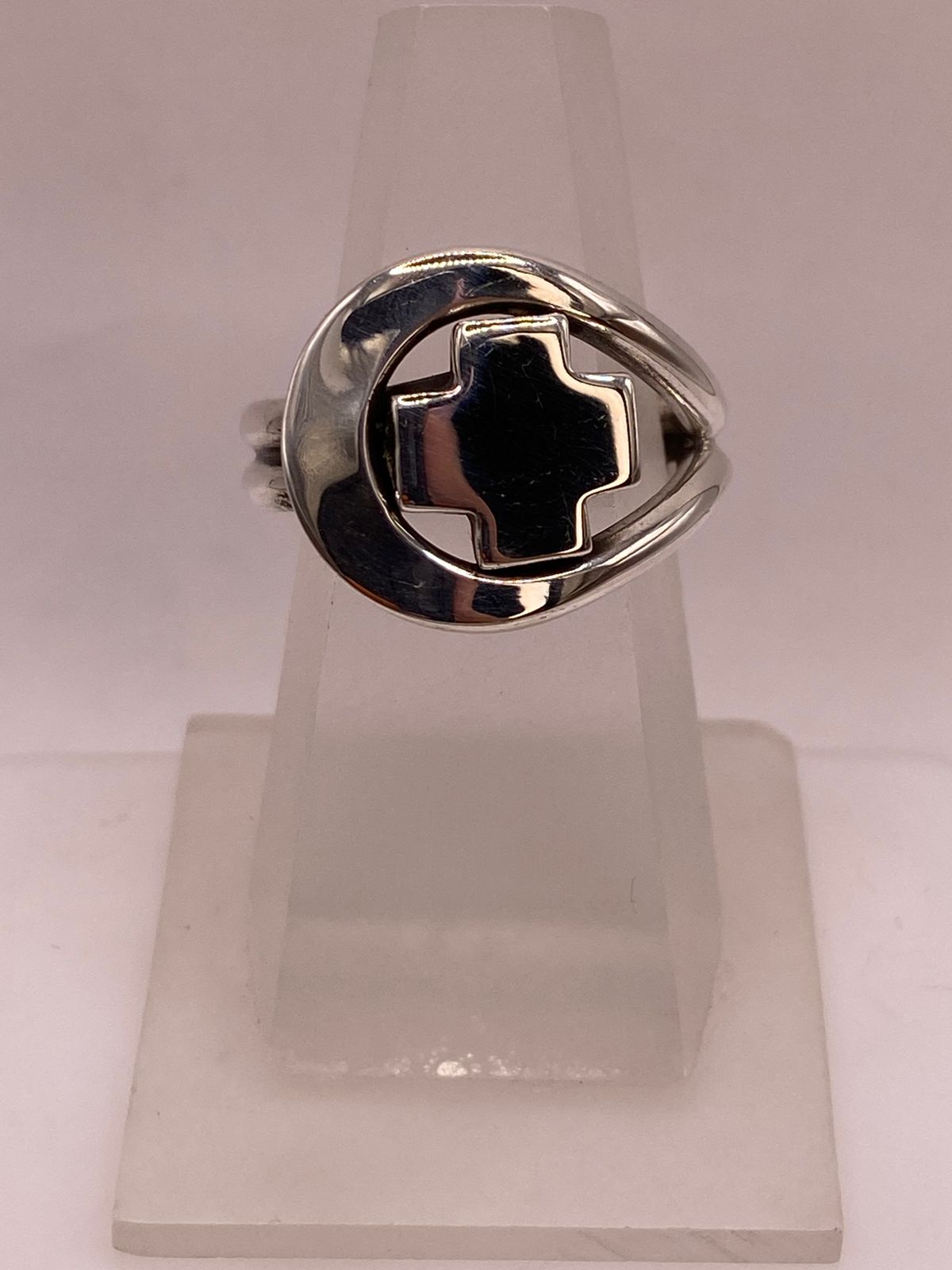 Anillo Artesanal en Plata con Cruz Calada Moderna