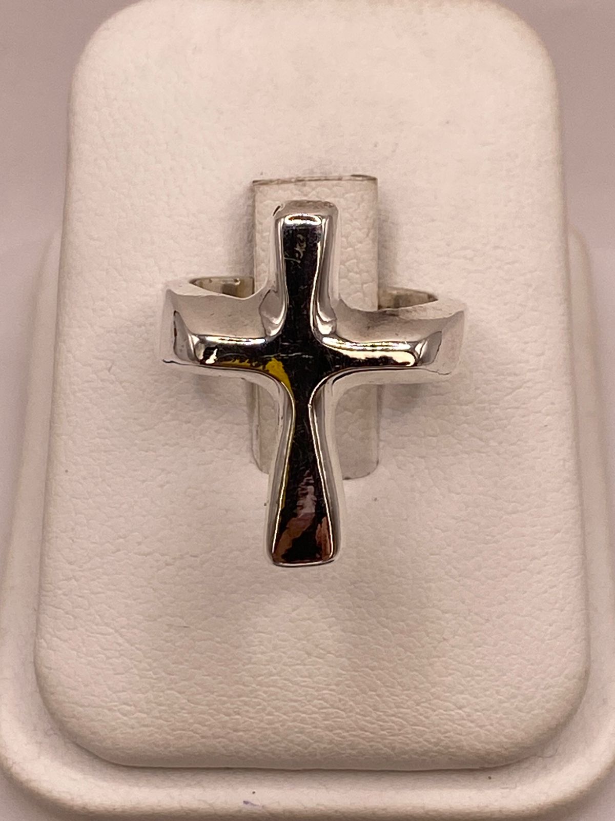 Anillo Artesanal en Plata con Cruz en Relieve