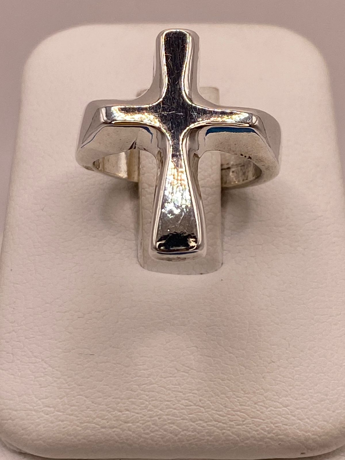 Anillo Artesanal en Plata con Cruz en Relieve