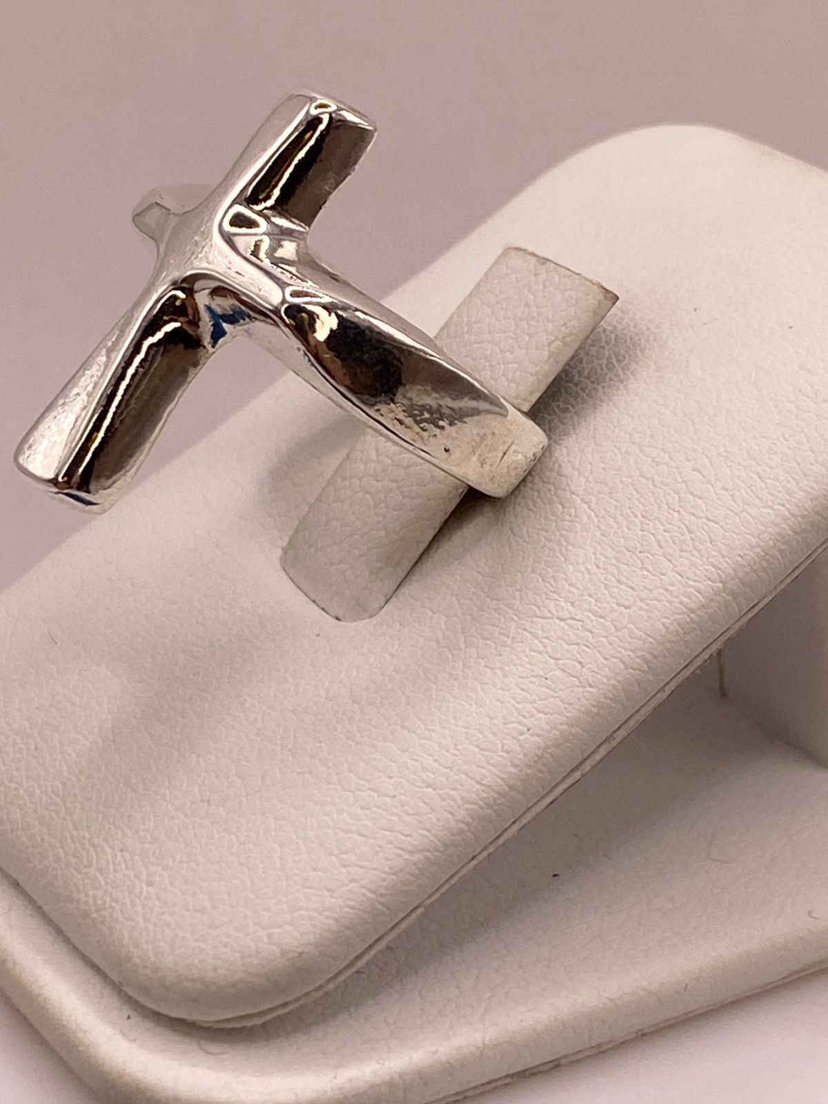 Anillo Artesanal en Plata con Cruz en Relieve