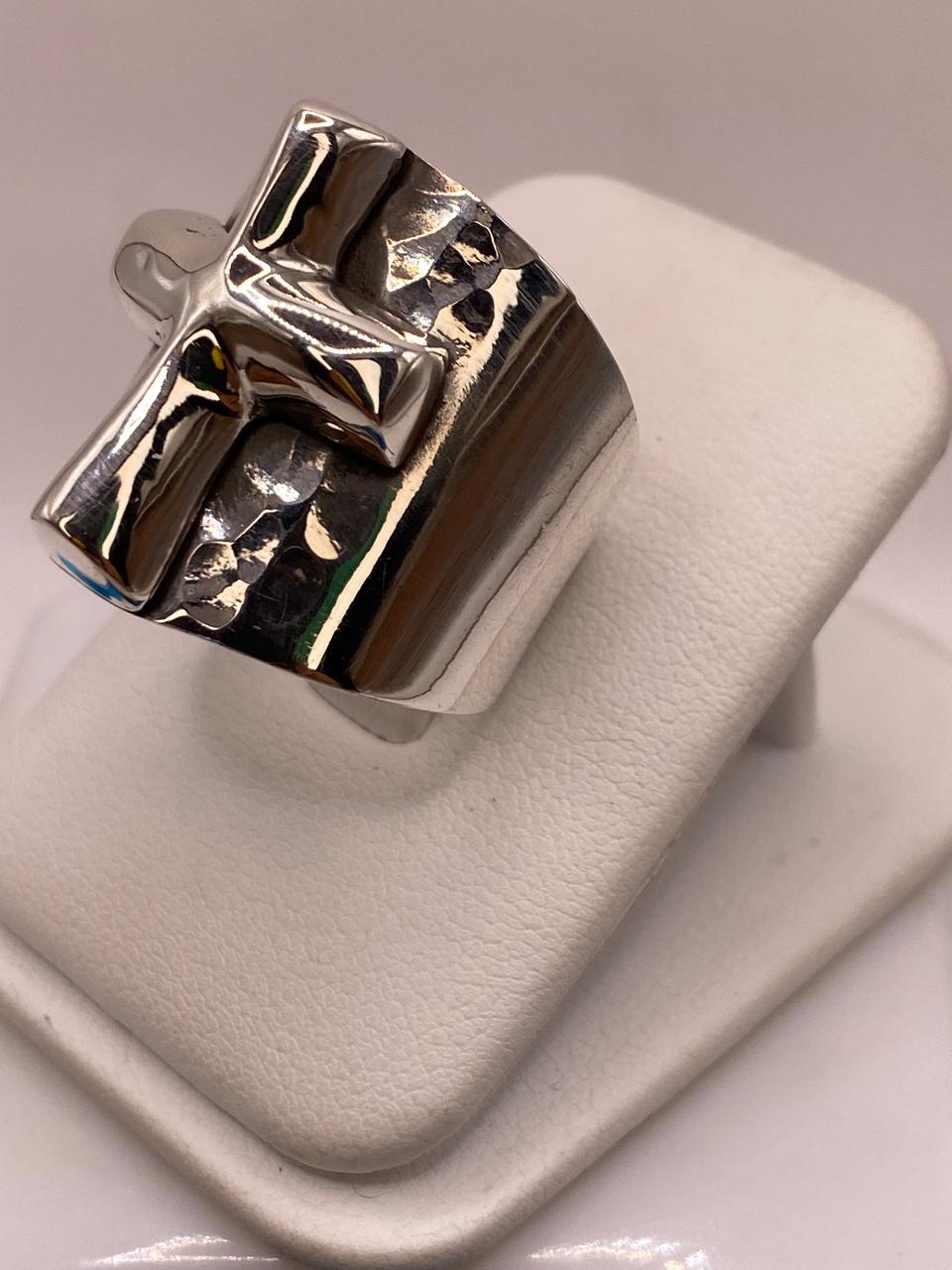 Anillo Artesanal en Plata con Cruz en Relieve y Textura Martillada