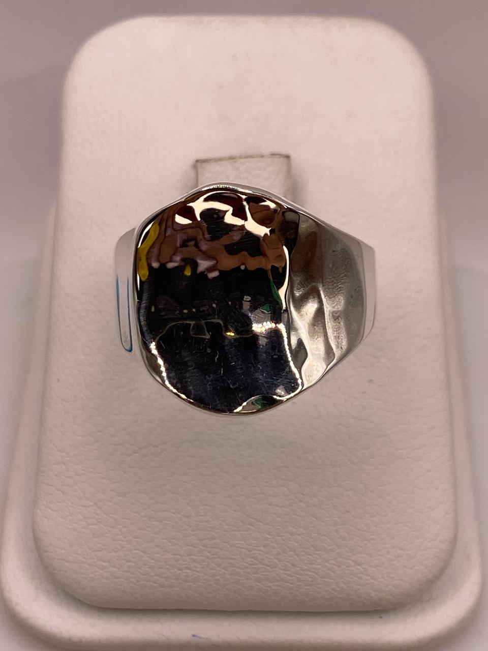 Anillo Artesanal en Plata con Diseño Asimétrico Martillado