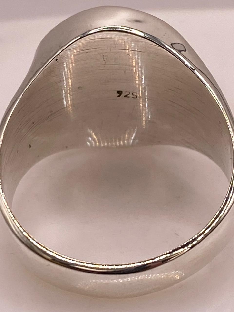 Anillo Artesanal en Plata con Diseño Asimétrico Martillado