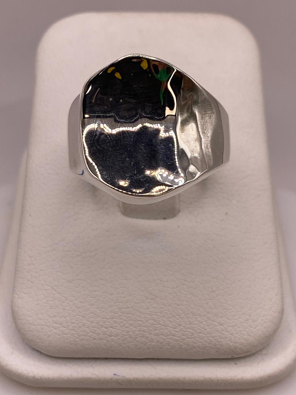 Anillo Artesanal en Plata con Diseño Asimétrico Martillado