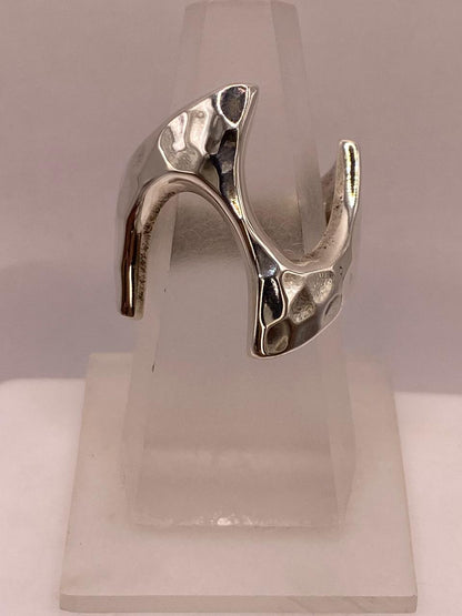 Anillo Artesanal en Plata con Diseño Asimétrico Martillado, vista lateral