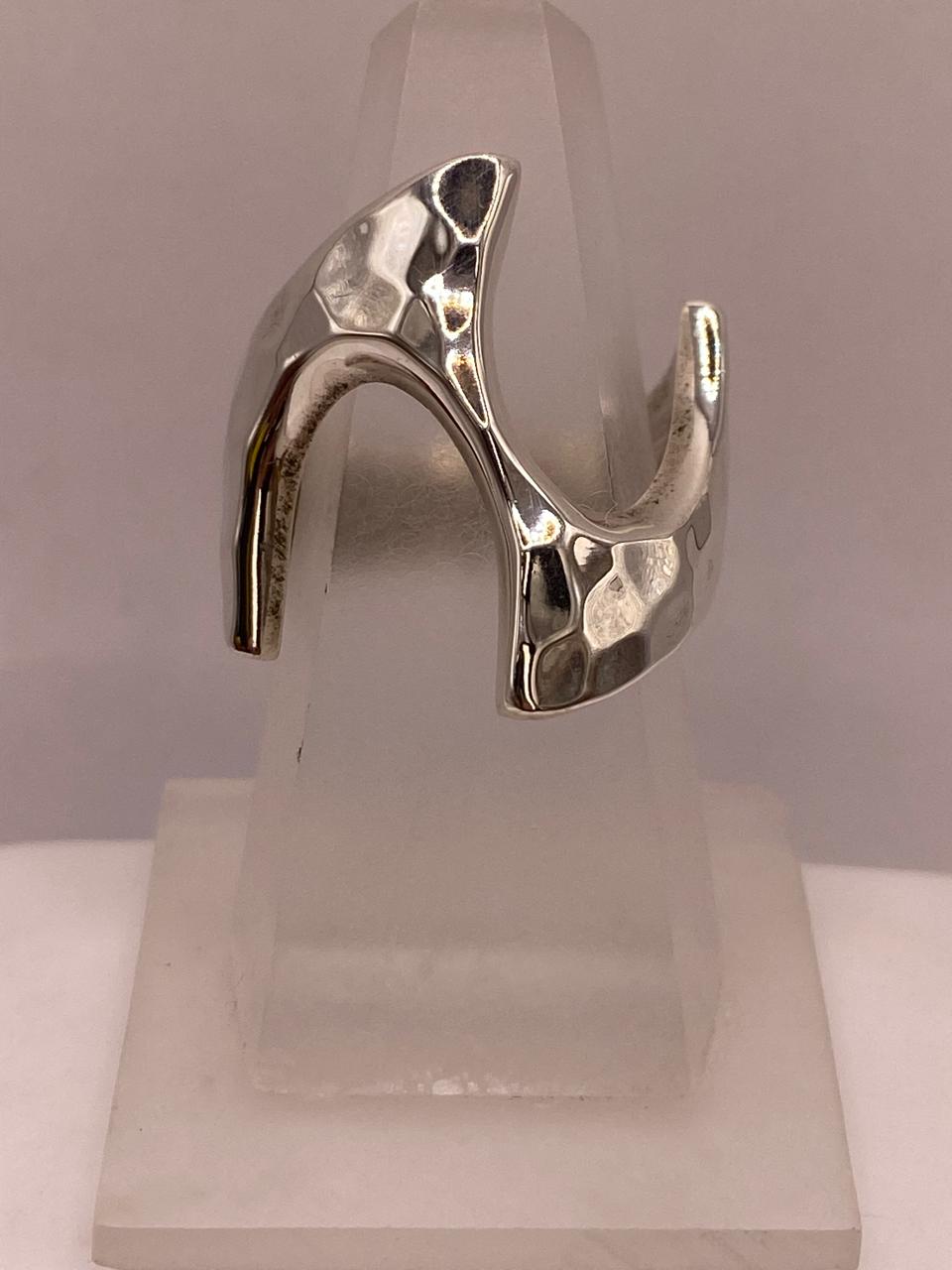 Anillo Artesanal en Plata con Diseño Asimétrico Martillado
