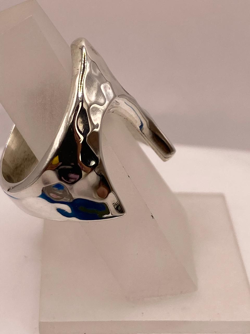 Anillo Artesanal en Plata con Diseño Asimétrico Martillado