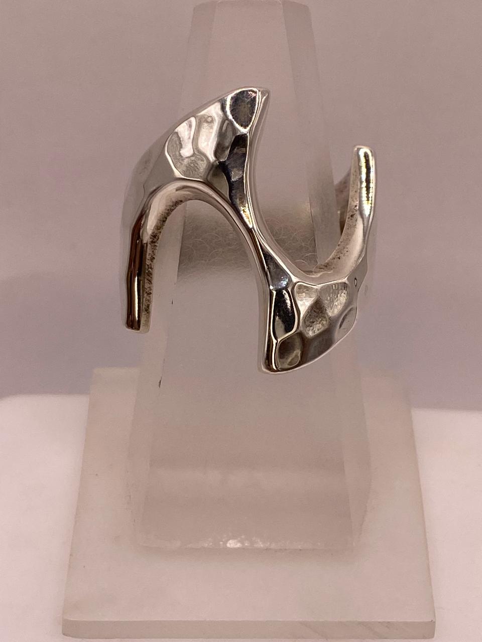 Anillo Artesanal en Plata con Diseño Asimétrico Martillado