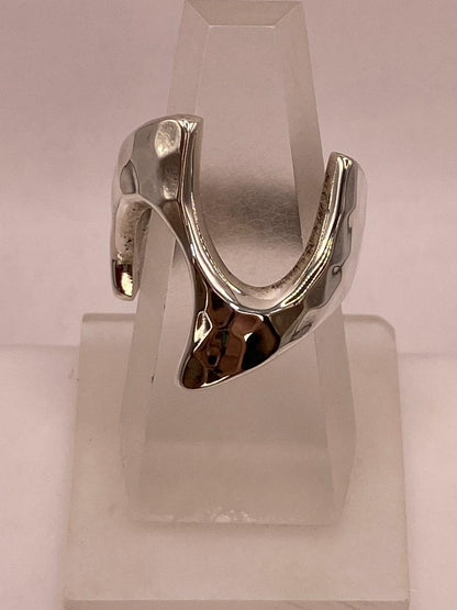 Anillo Artesanal en Plata con Diseño Asimétrico Martillado, vista lateral