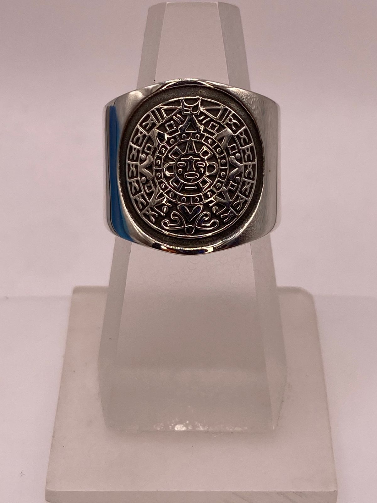 Anillo Artesanal en Plata con Diseño de Calendario Azteca