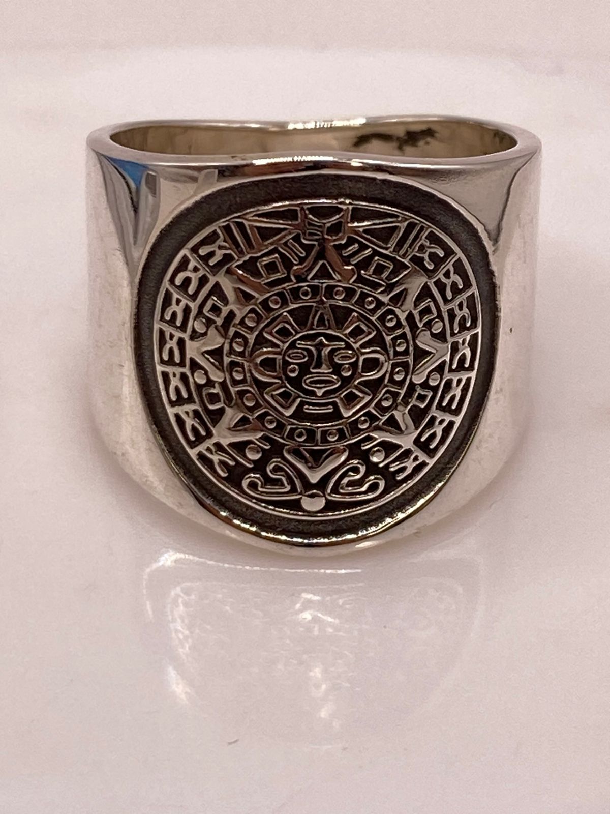 Anillo Artesanal en Plata con Diseño de Calendario Azteca