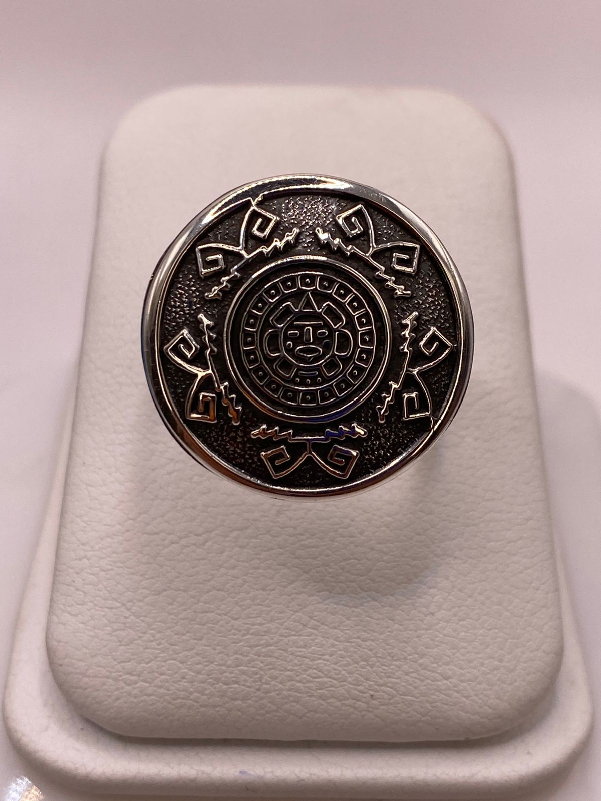Anillo Artesanal en Plata con Diseño de Calendario Azteca