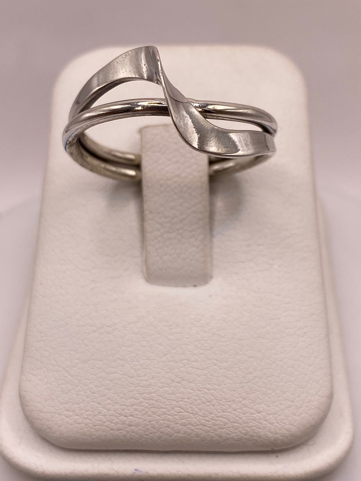 Anillo Artesanal en Plata con Diseño Cruzado Moderno