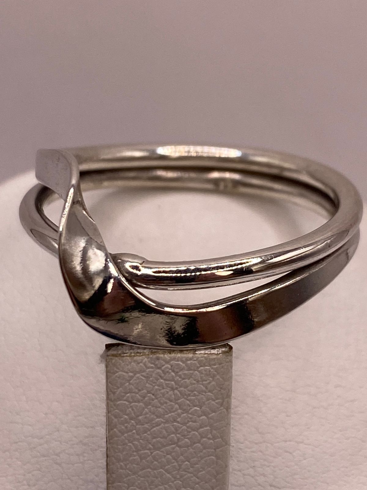 Anillo Artesanal en Plata con Diseño Cruzado Moderno