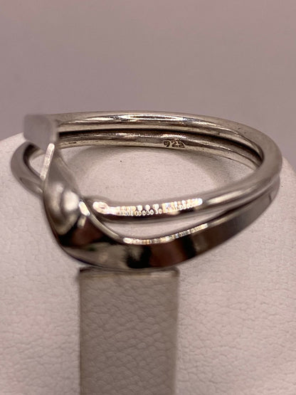 Anillo Artesanal en Plata con Diseño Cruzado Moderno, vista de detalle