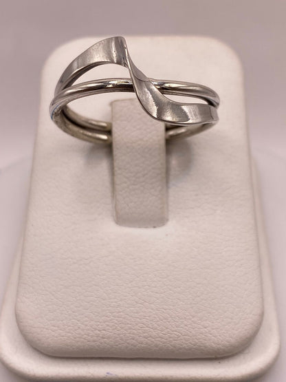 Anillo Artesanal en Plata con Diseño Cruzado Moderno