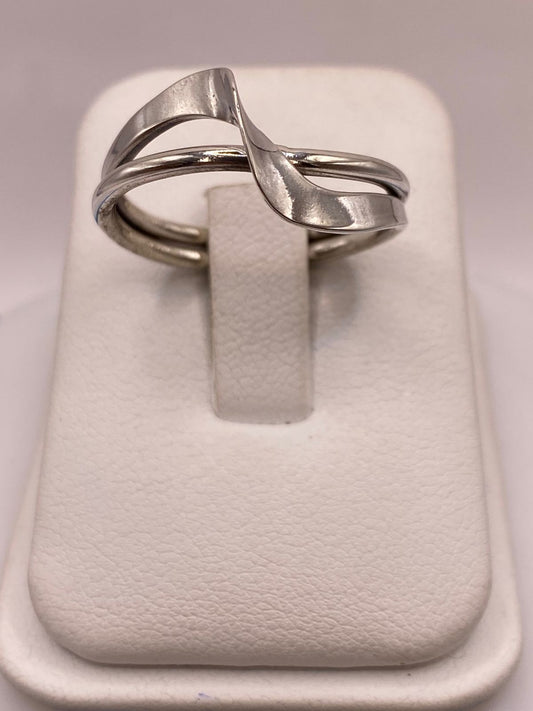 Anillo Artesanal en Plata con Diseño Cruzado Moderno, vista frontal