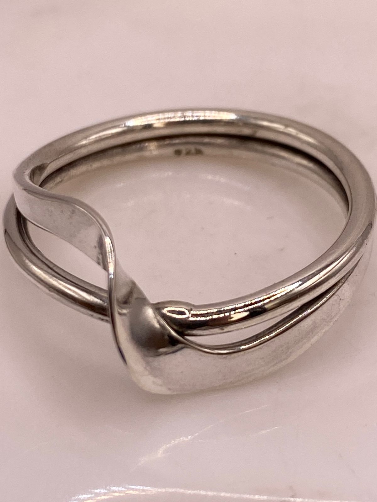 Anillo Artesanal en Plata con Diseño Cruzado Moderno