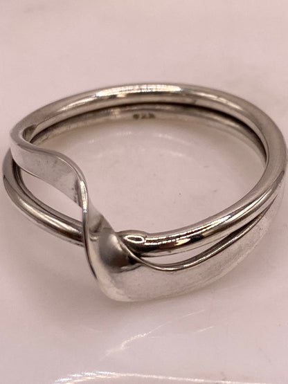 Anillo Artesanal en Plata con Diseño Cruzado Moderno