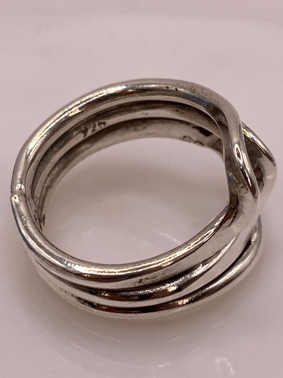 Anillo Artesanal en Plata con Diseño Entrelazado en Relieve