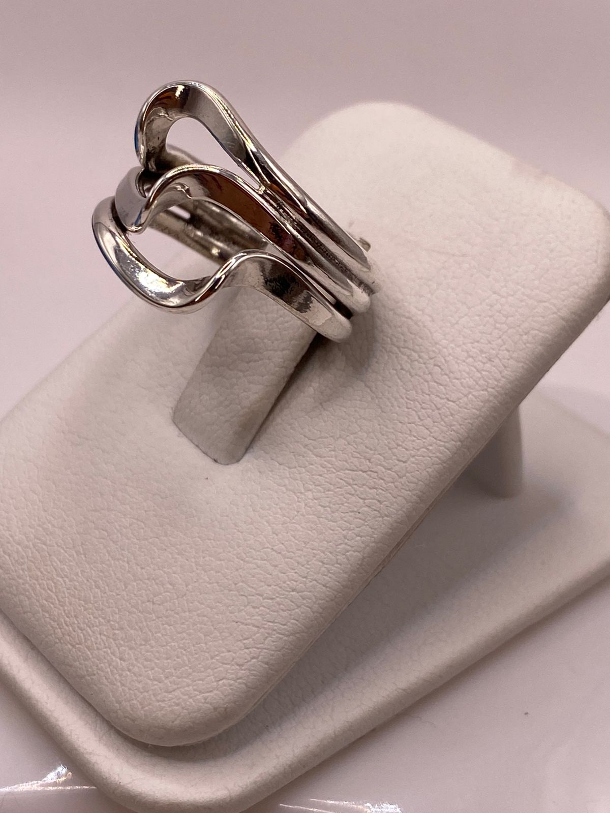 Anillo Artesanal en Plata con Diseño Entrelazado en Relieve