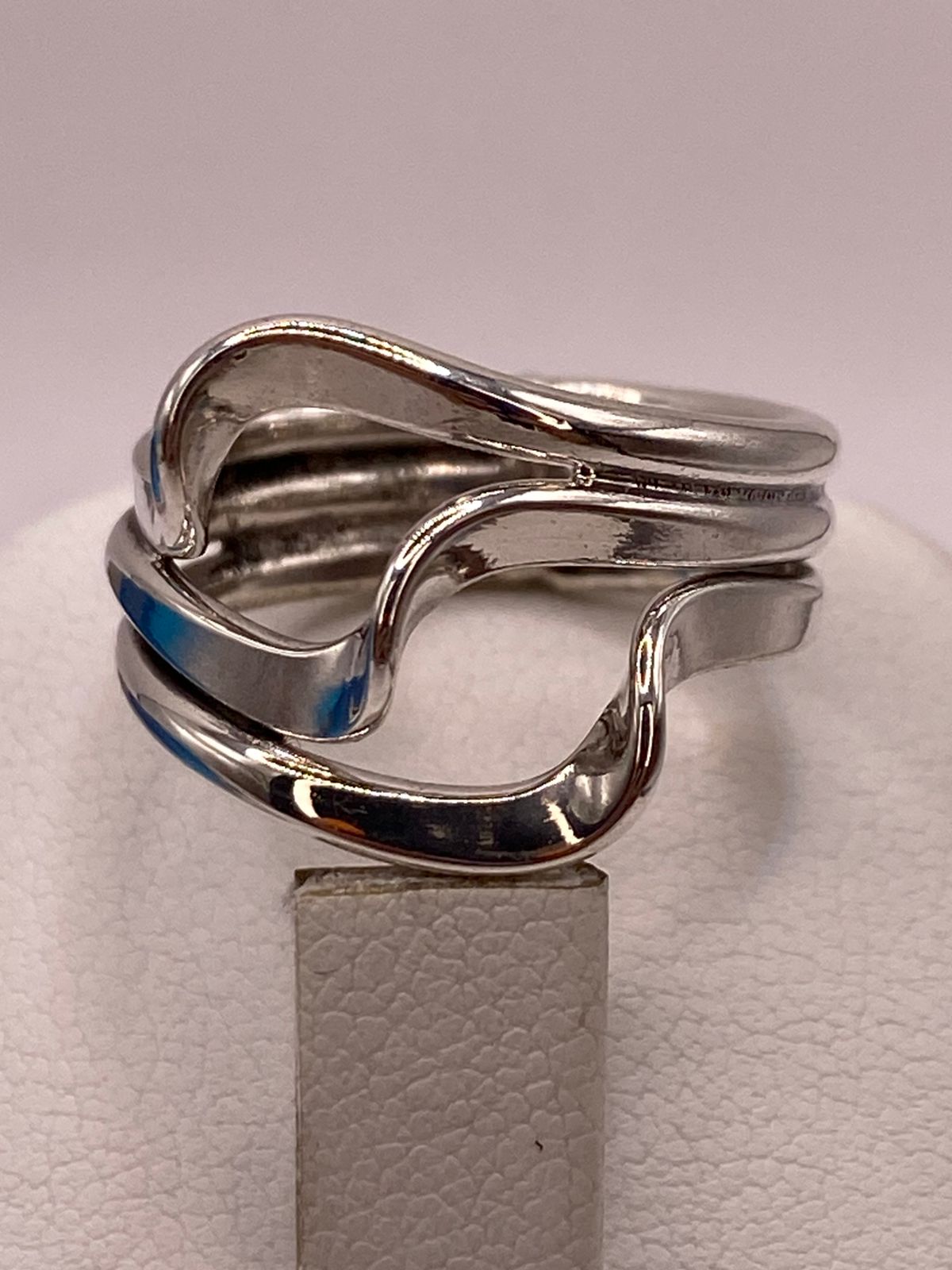 Anillo Artesanal en Plata con Diseño Entrelazado en Relieve