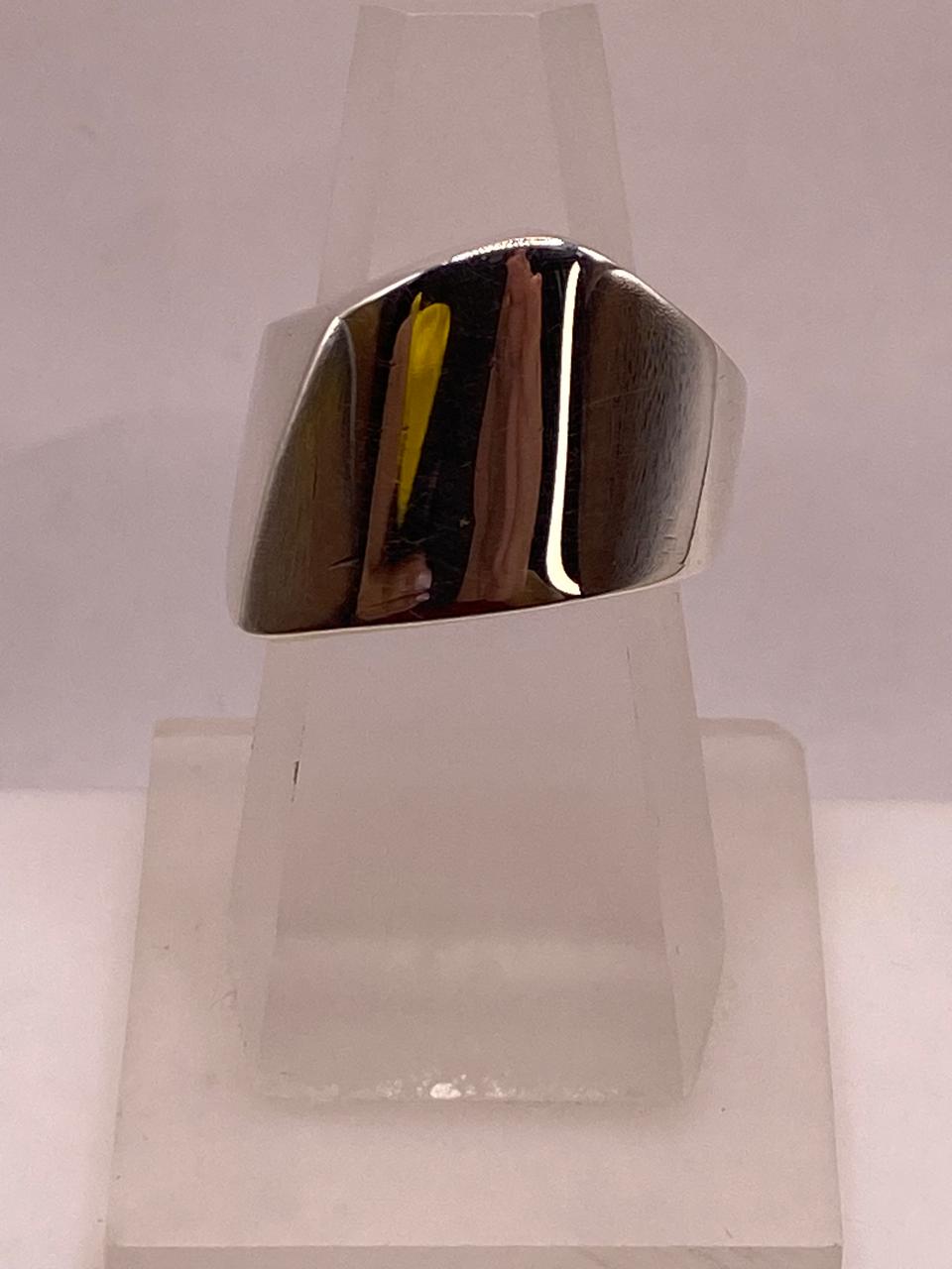 Anillo Artesanal en Plata con Diseño Geométrico Asimétrico